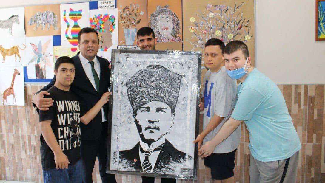 Özel Eğitim Öğrencilerimiz Kendi Parmak İzleriyle Yaptıkları Atatürk Portresini İlçe Müdürümüze Hediye Ettiler