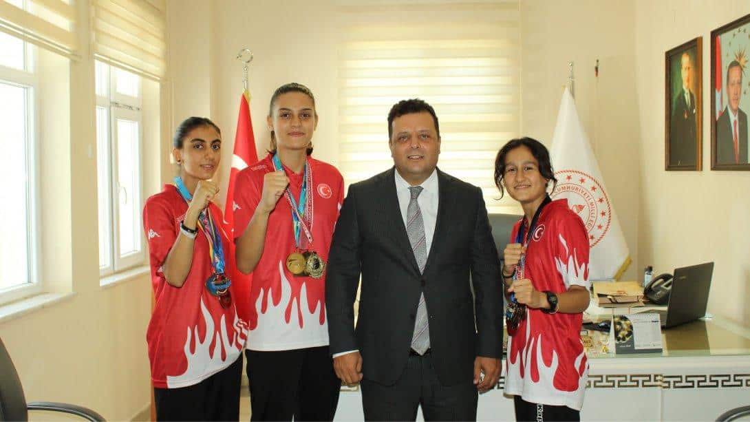 Şampiyon Sporcularımız Madalyaları ile Birlikte İlçe Milli Eğitim Müdürümüz Dr. Ufuk DİLEKÇİ'yi ziyaret ettiler