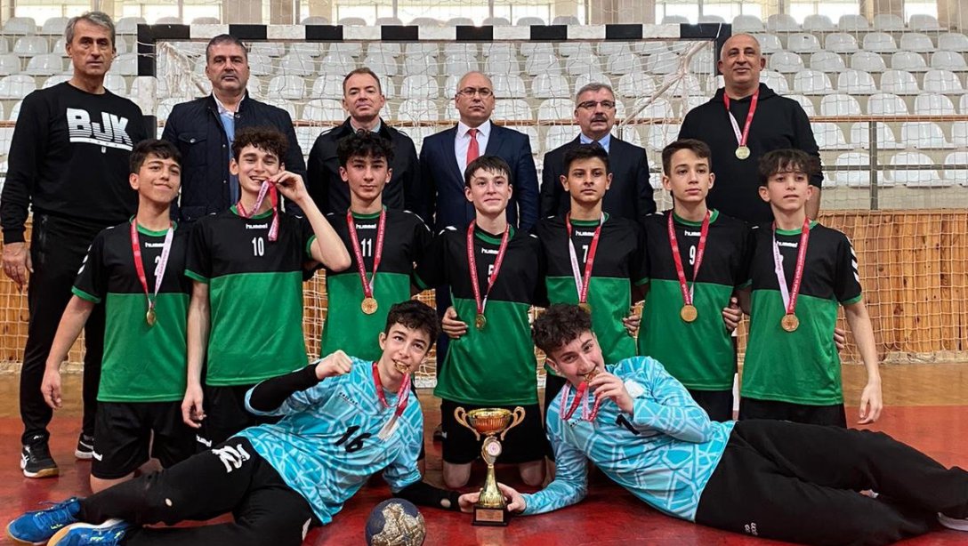 Yıldız Erkekler Hentbol Branşında İstanbul Şampiyonu Olan Cengizhan Ortaokulu Öğrencilerimizi Tebrik Ediyoruz