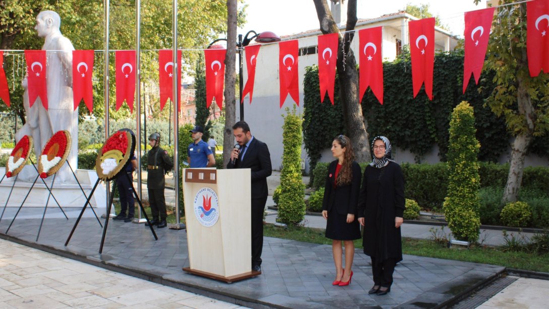 Atatürk Anıtı'na Çelenk Sunma Töreni Gerçekleştirildi