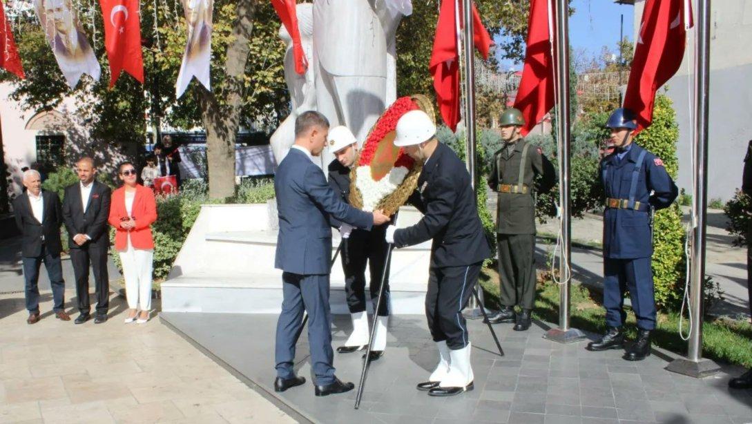 29 Ekim Cumhuriyet Bayramı Atatürk Anıtı'na Çelenk Sunma Programı Gerçekleştirildi 
