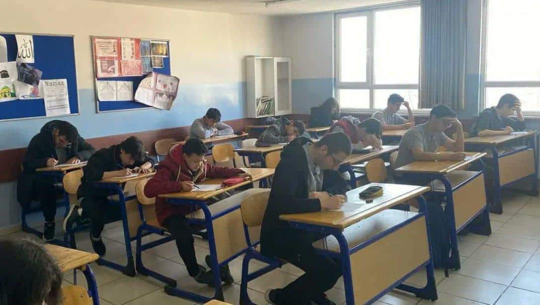Millî Eğitim Bakanlığının Türkiye genelinde düzenlediği Türk dili ve edebiyatı 2. dönem I. yazılı ortak sınavı, ilçemiz liselerinde başarıyla gerçekleştirildi.