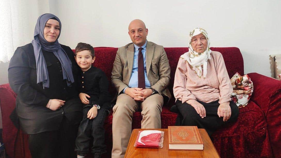 İlçe Millî Eğitim Müdürümüz Zekeriya Postacı, Şehitler Haftası kapsamında kahraman şehidimiz Dursun Ali Karavelioğlu'nun ailesini ziyaret ettiler.