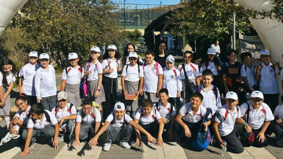 İlçemiz Cevdet Şamikoğlu Ortaokulu Öğrencileri Tuzla'da  Düzenlenen Avrupa Araştırmacılar Gecesi Etkinliği'ne Katıldı