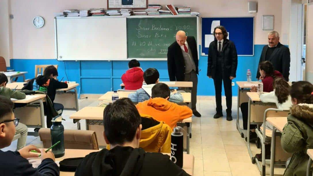 İlçe Milli Eğitim Müdürümüz Sayın Zekeriya POSTACI, İstanbul Bilim Olimpiyatları Sınavlarına Giren Öğrencilerimizle Bir Araya Geldi. Sınav Alanlarında İncelemelerde Bulundu