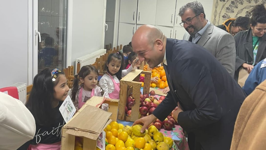 İlçe Millî Eğitim Müdürümüz Zekeriya Postacı; Tutum, Yatırım ve Türk Malları Haftası münasebetiyle Hamidiye Anaokulunda yapılan etkinliğe katıldı. 