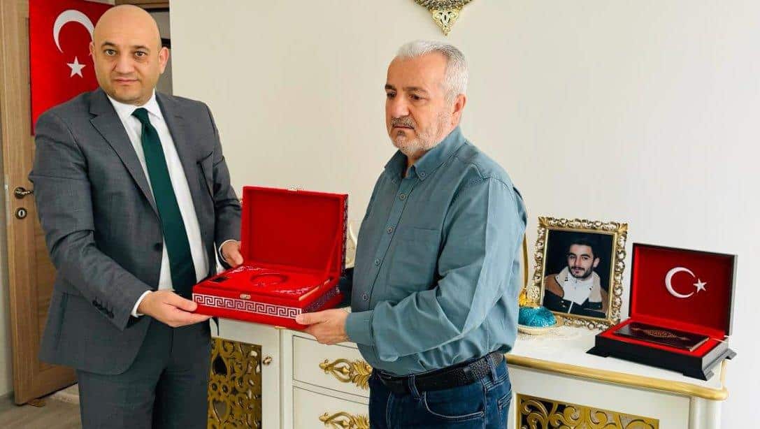 İlçe Müdürümüz Zekeriya Postacı ,18 Mart Şehitleri Anma Günü münasebetiyle ilçemiz Kağıthane 15 Temmuz Şehidi Mehmet Ali Kılıç'ın ailesini ziyaret etti.