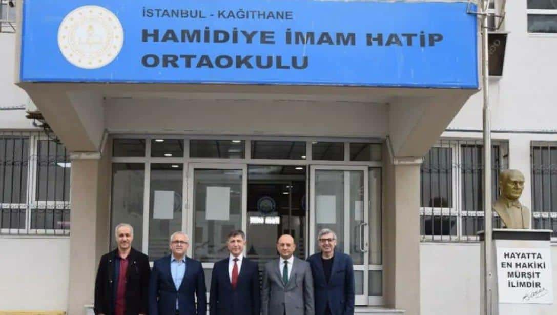 Kaymakamımız Sayın Niyazi ERTEN ve İlçe Millî Eğitim Müdürümüz Zekeriya Postacı, Hamidiye İmam Hatip Ortaokulunu ziyaret ettiler. 