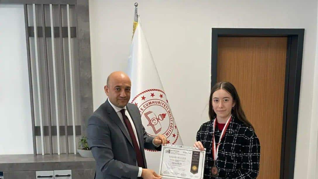 Kâğıthane Mesleki ve Teknik Anadolu Lisesi zabıt kâtipliği öğrencisi Merve Yeler; İNTERSTENO 2024 Türkiye İhsan Yener Klavye Şampiyonasında Türkiye 3.sü olmuş, öğretmen ve öğrencimize belgelerini İlçe Müdürümüz Zekeriya Postacı takdim etmiştir. 