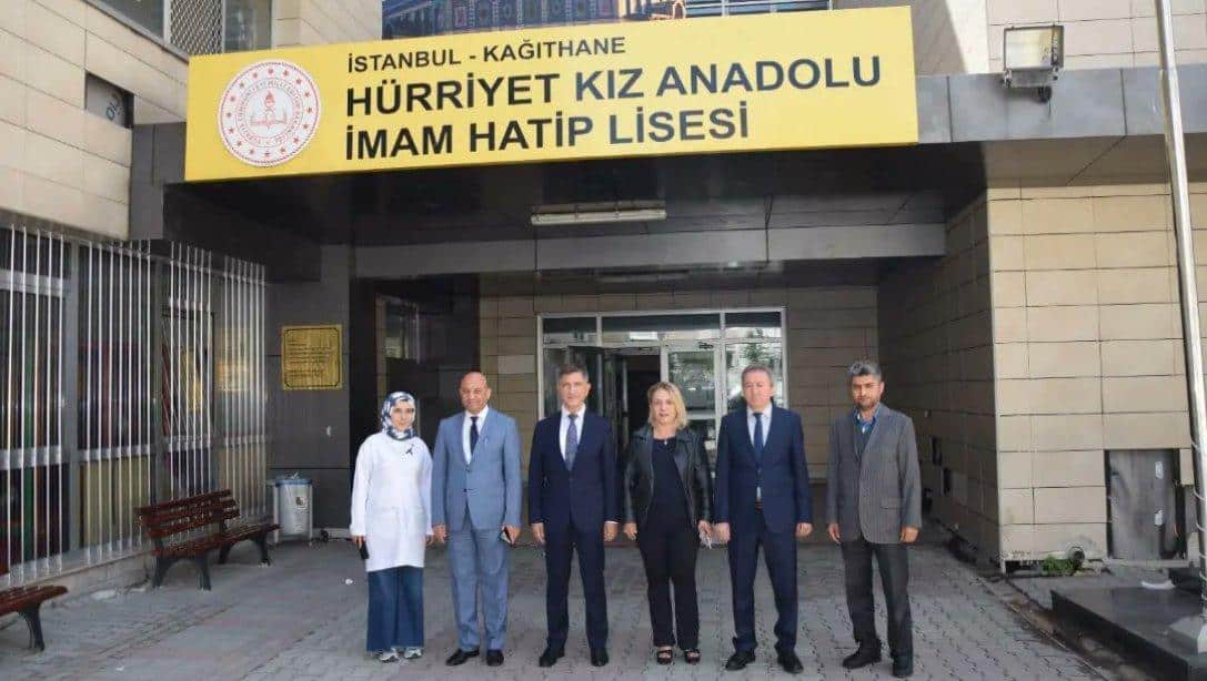 Kaymakamımız Sayın Niyazi ERTEN, İlçe Millî Eğitim Müdürümüz Zekeriya Postacı ve Şube Müdürümüz Ergin Şen, ilçemiz Hürriyet Kız Anadolu İmam Hatip Lisesini  ziyaret ederek öğretmen ve öğrencilerimizle hasbihal ettiler.