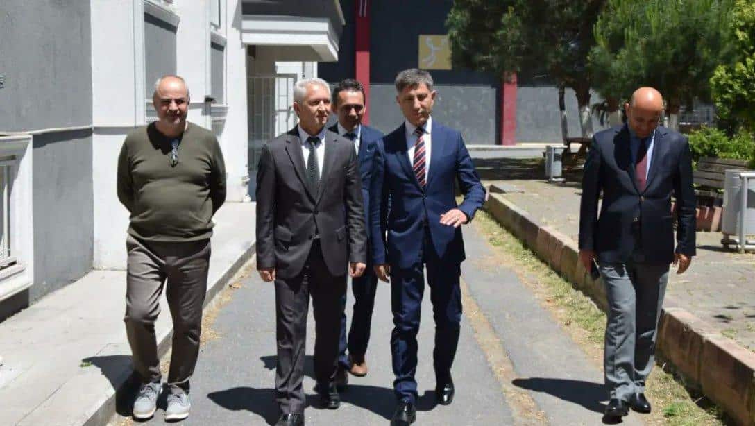 Kaymakamımız Sayın Niyazi ERTEN; İlçe Millî Eğitim Müdürümüz Zekeriya POSTACI ve Şube Müdürümüz Dr. Bülent ÖZBEK ile Kâğıthane Anadolu Lisesini ziyaret etti.