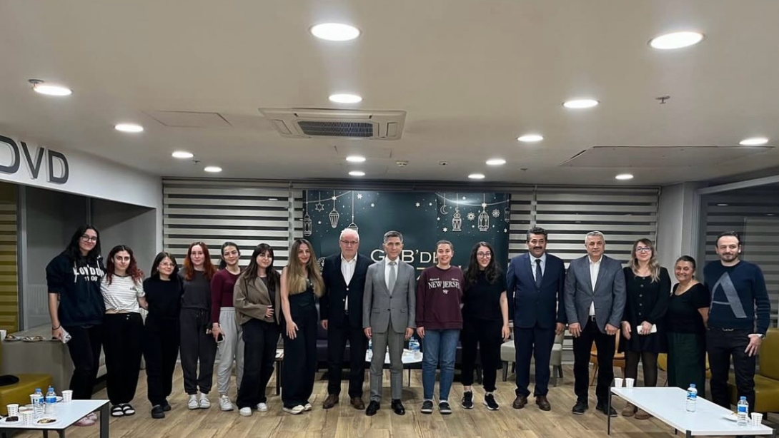 KAYMAKAMIMIZ NİYAZİ ERTEN VE İLÇE MİLLİ EĞİTİM MÜDÜRÜMÜZ MUSTAFA HOŞYİĞİT SADABAD KIZ ÖĞRENCİ YURDU'NDA ÖĞRENCİLERLE BULUŞTU
