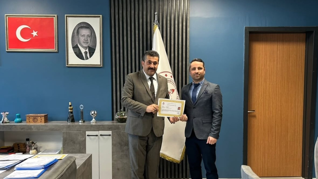 ÖĞRETMENLERİMİZE EĞİTİME KATKILARINDAN DOLAYI ÜSTÜN BAŞARI BELGESİ TAKDİM EDİLDİ
